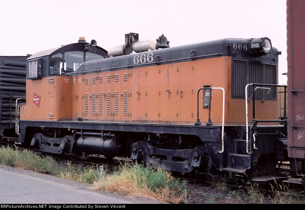 Milwaukee Road NW2 #666